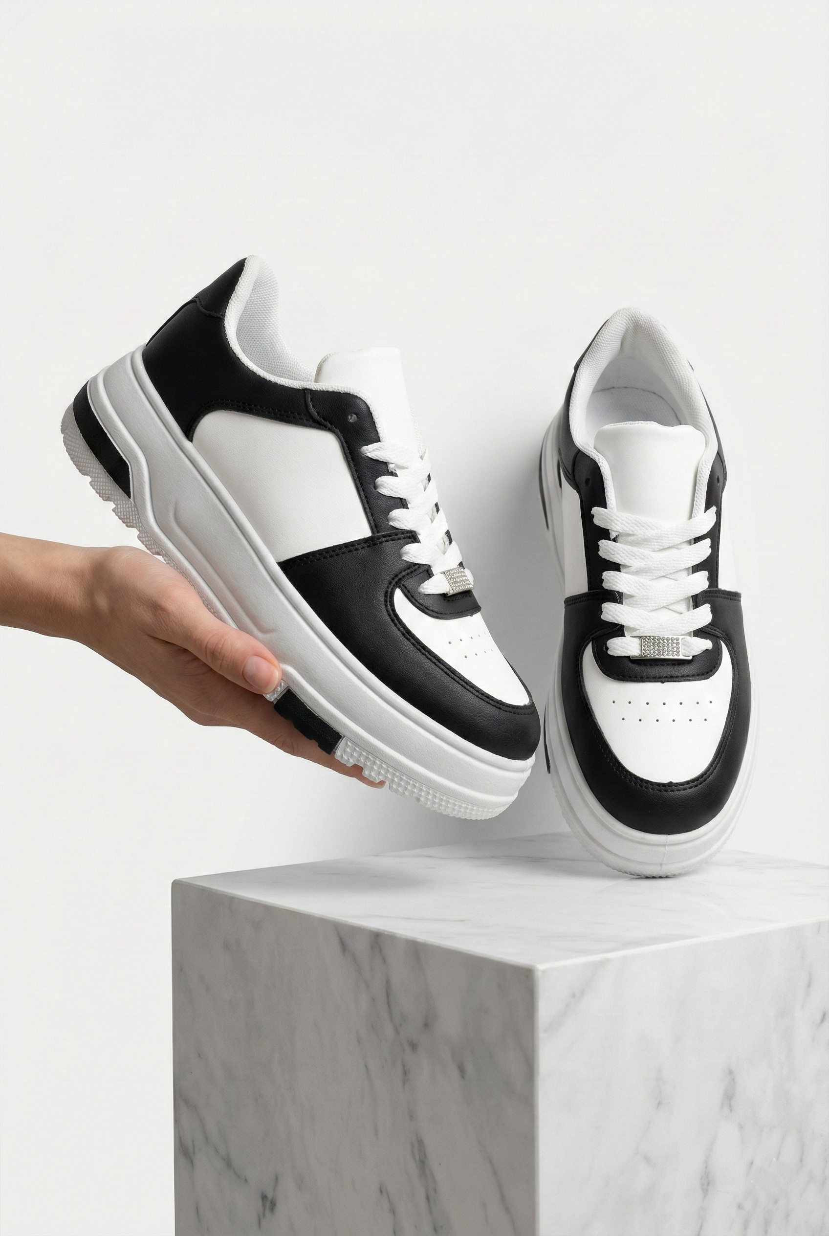 Scarpe sneakers donna platform bianco e nero design moderno