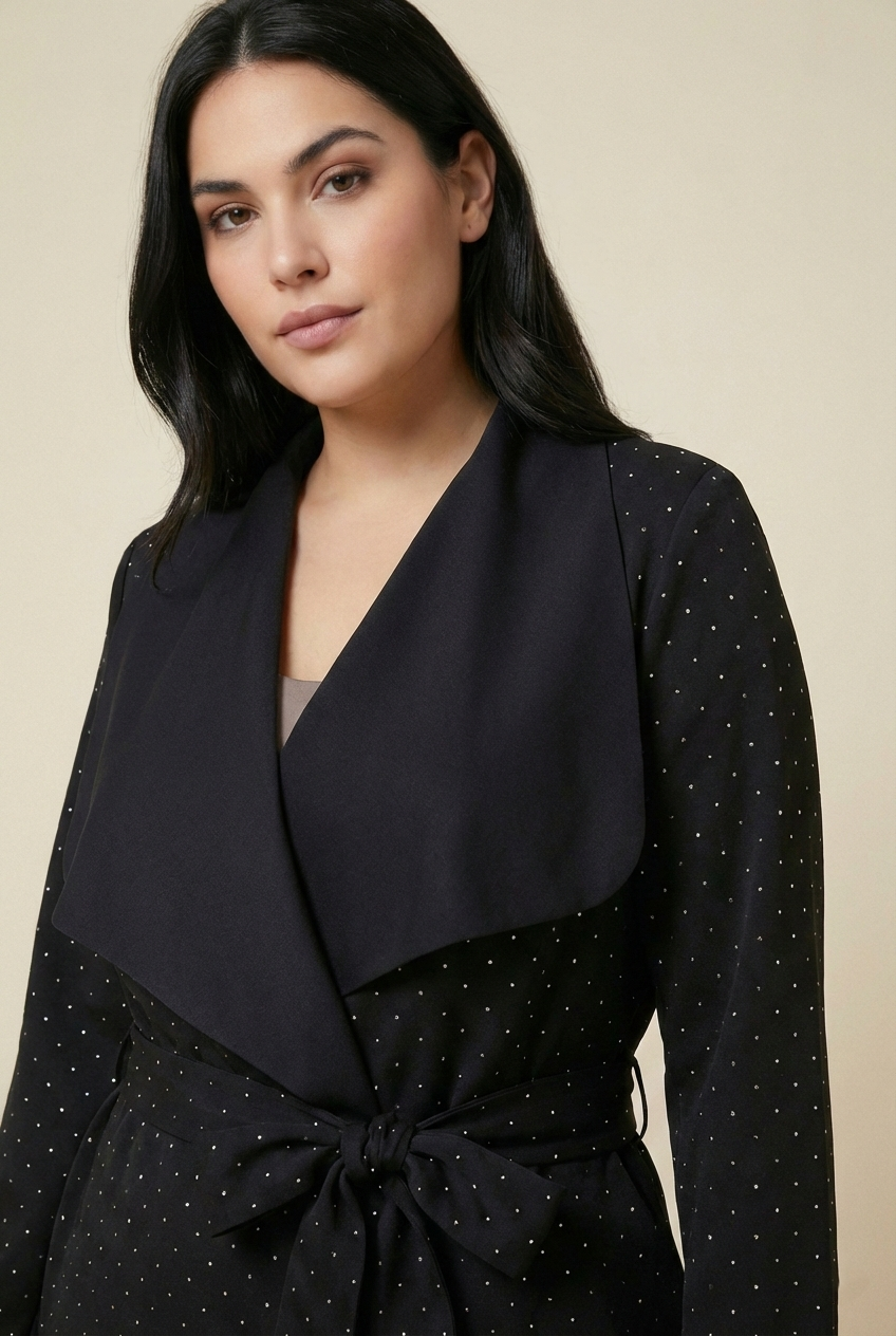 Dettaglio spolverino donna nero elegante effetto scamosciato con piccoli strass, cinta in vita e rever ampio