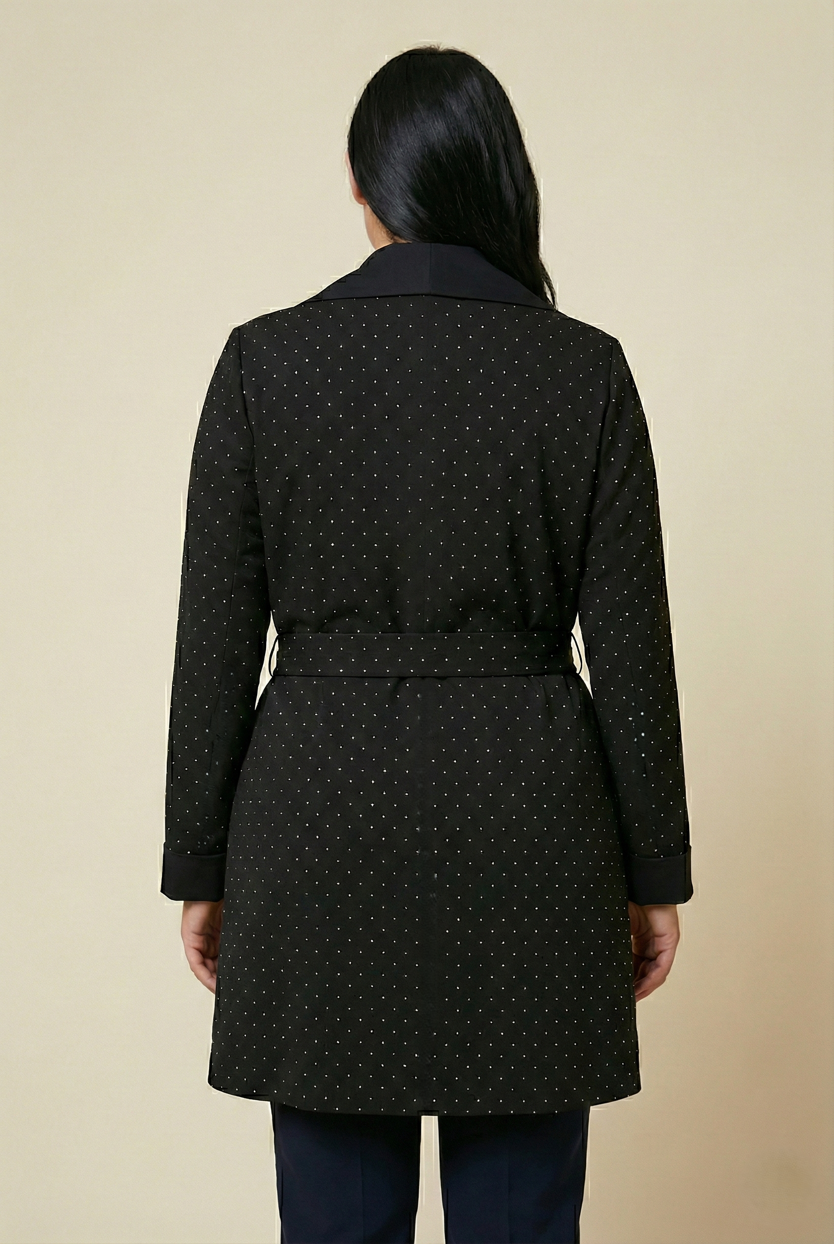 Spolverino donna nero elegante effetto scamosciato con piccoli strass e rever ampio di schiena