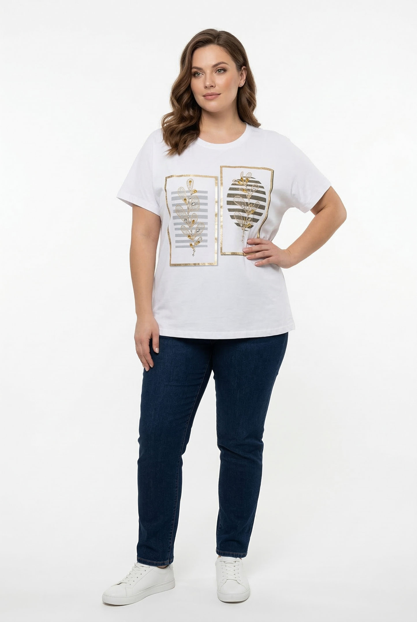 Dettaglio t-shirt curvy donna taglia unica fino alla 58 con stampa floreale dorata e strass