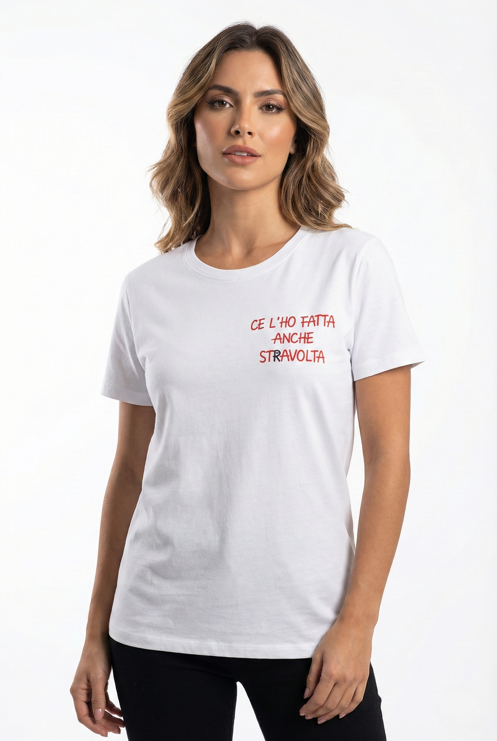 T-shirt donna bianca con scritta motivazionale “Ce l’ho fatta anche stravolta”, vestibilità comoda fino alla L