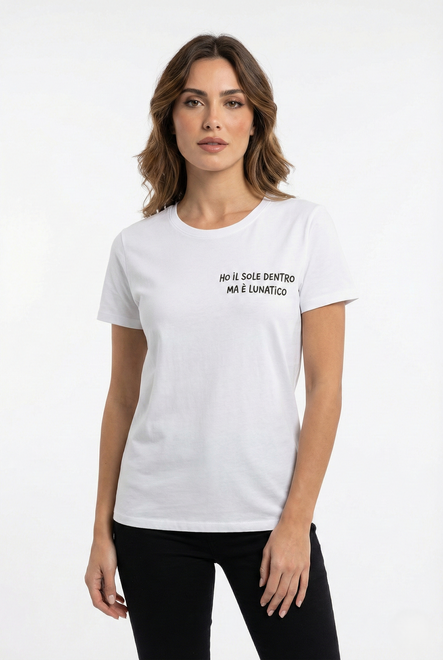 T-shirt donna bianca con frase “Ho il sole dentro ma è lunatico”, maglietta minimal in cotone taglia unica