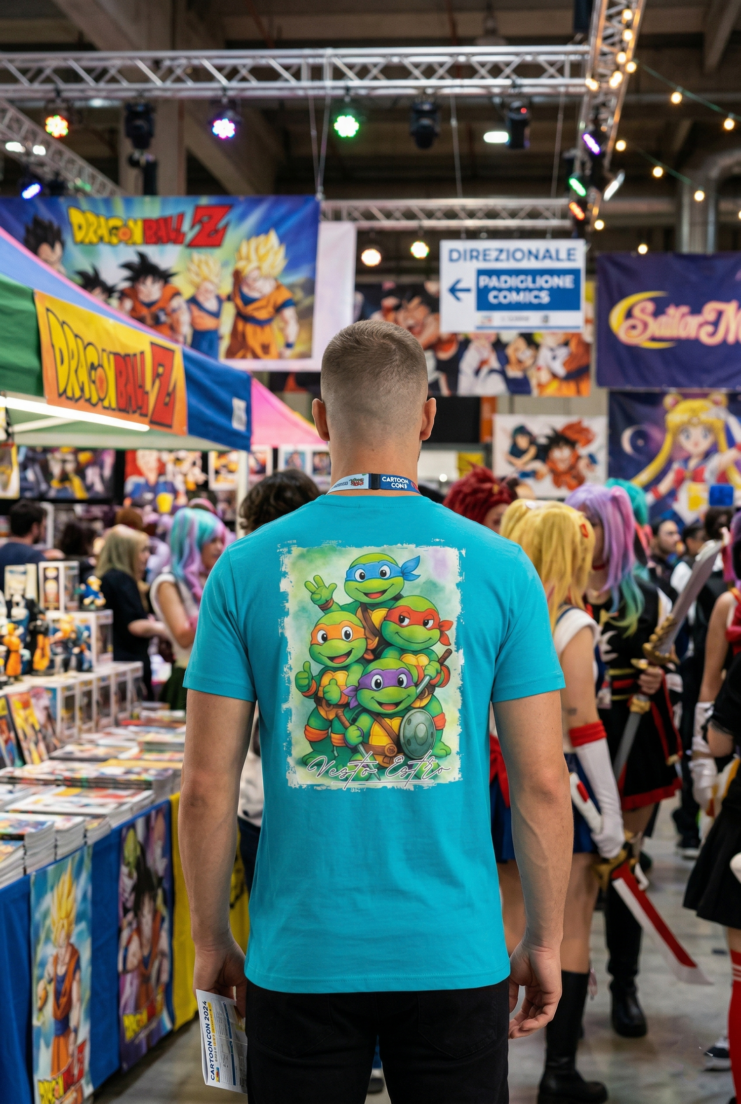 Uomo indossa t-shirt Tartarughe Ninja a fiera fumetti cosplay