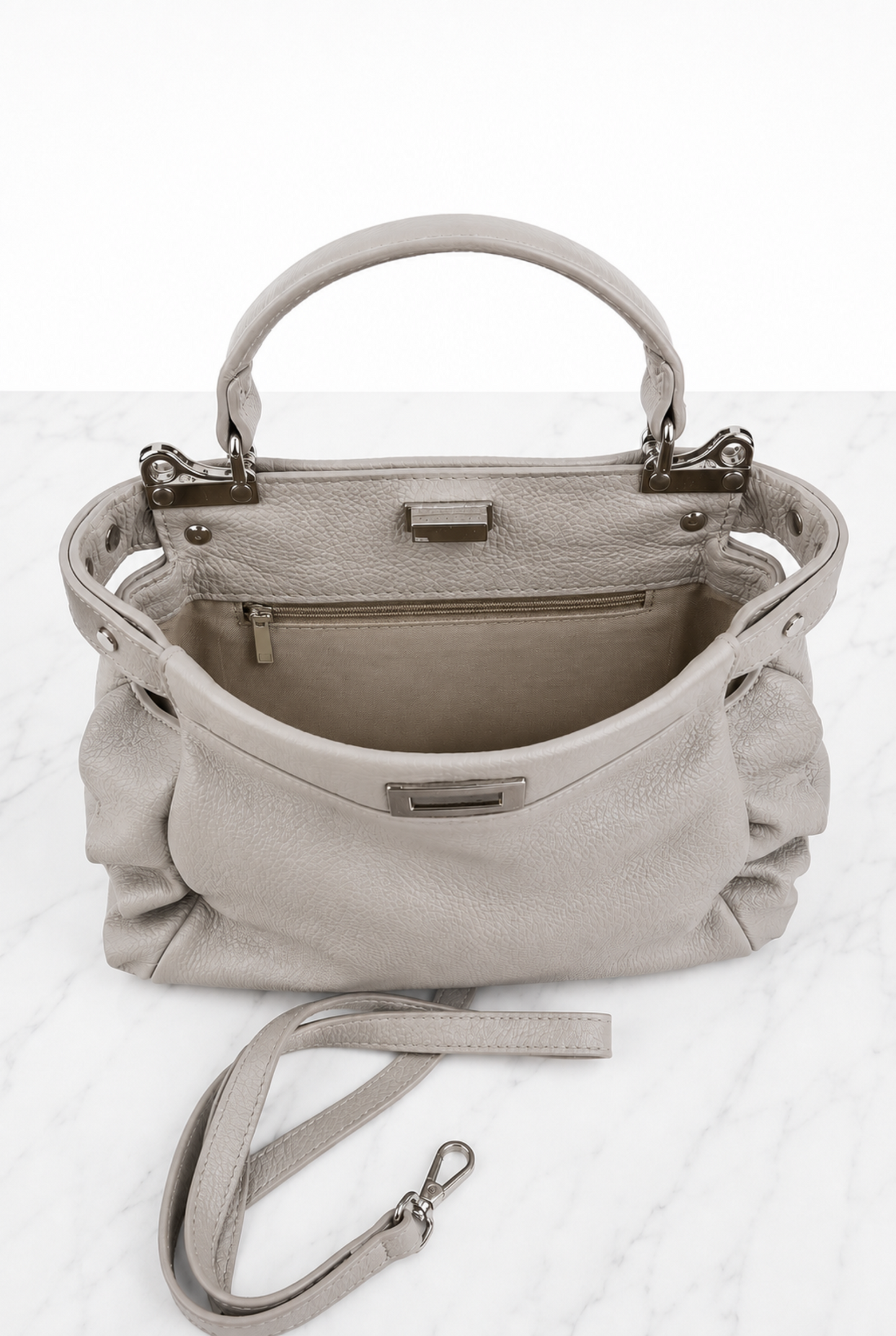 Dettaglio della tasca interna con zip della borsa donna in vera pelle grigio perla