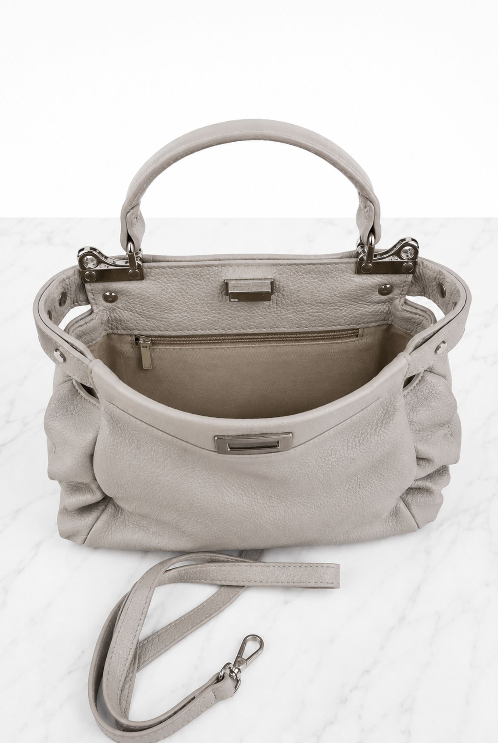 Dettaglio della tasca interna con zip della borsa donna in vera pelle grigio perla