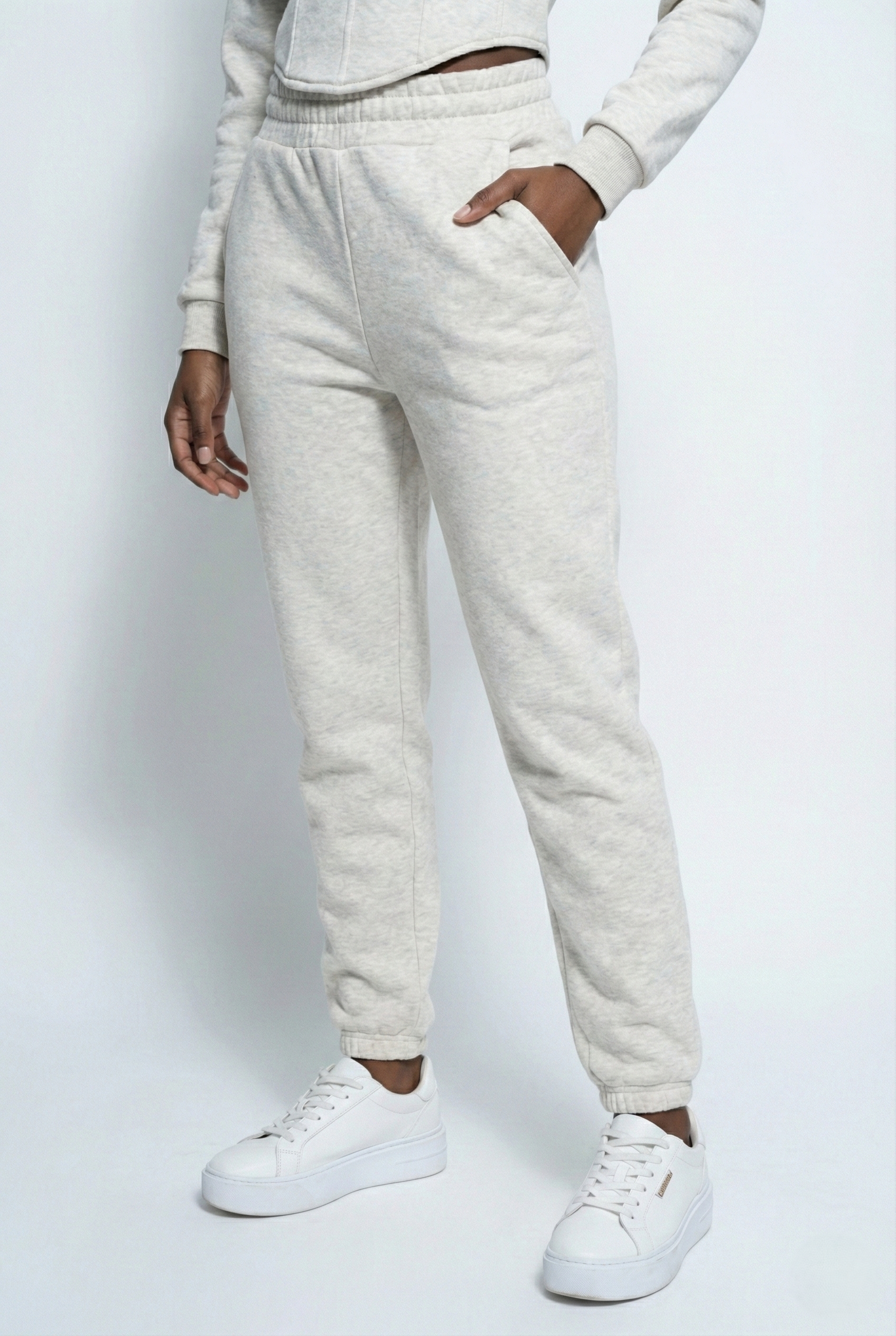 Pantalone jogger con tasche ed elastico in vita