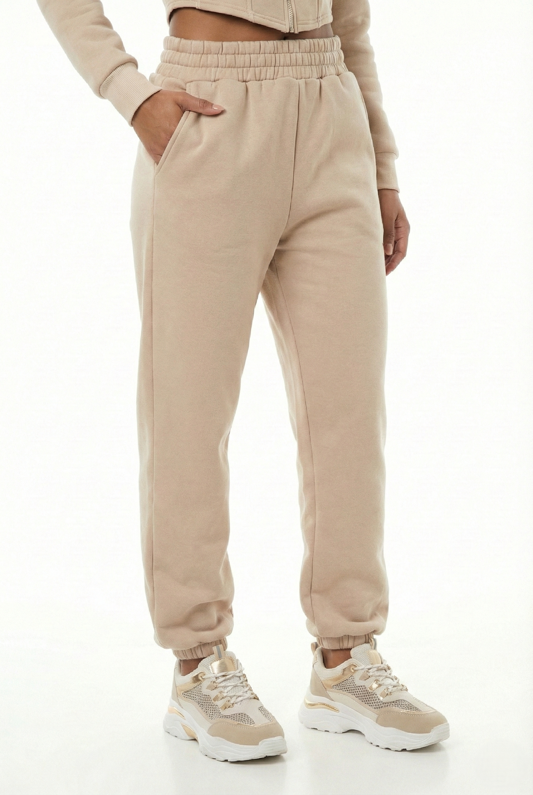 Tuta beige donna jogger con elastico in vita e sneakers